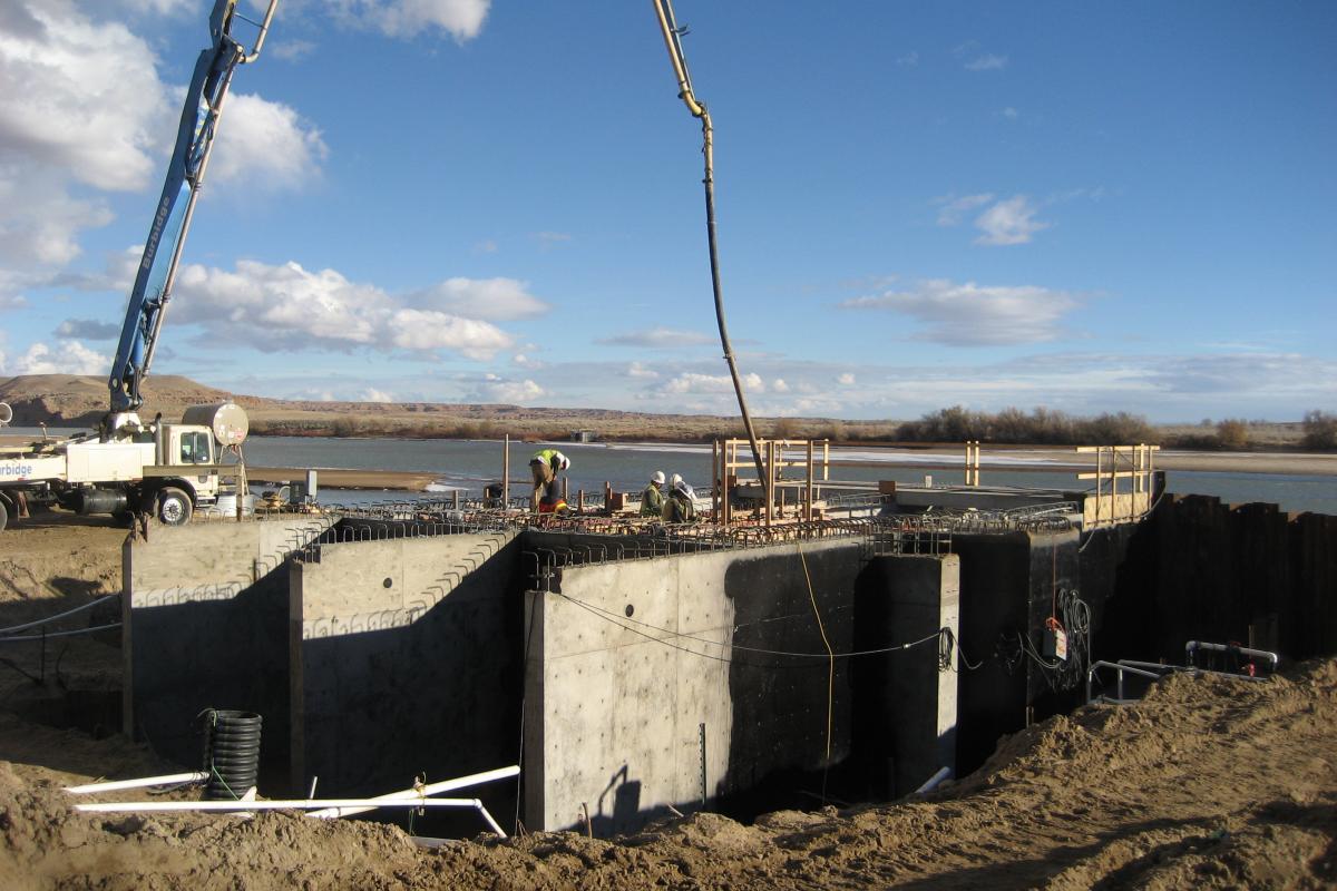 Concrete work on the Green River Pumping Plant bays and river intake